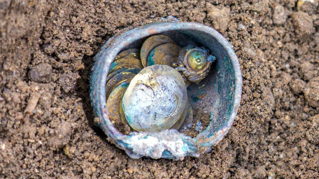 Chiếc bình đồng đựng những đồng xu vàng siêu hiếm được đào tại Israel.