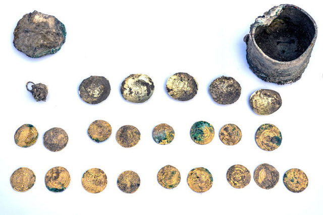 Những đồng tiền vàng được đào lên sau 1.000 năm chôn dưới hố nước sâu hơn 1,5m.