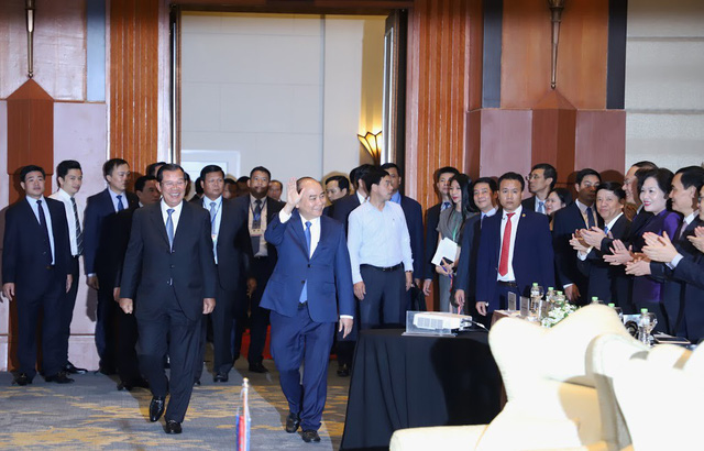 Thủ tướng Nguyễn Xuân Phúc và Thủ tướng Hun Sen bước vào nơi tổ chức Diễn đàn
