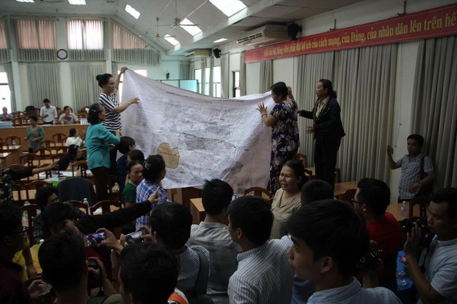 Người dân Thủ Thiêm căng bản đồ để chứng minh phần đất nằm ngoài ranh quy hoạch Khu đô thị mới Thủ Thiêm tại buổi tiếp xúc cử tri của Đại biểu Quốc hội TPHCM (ảnh: Phạm Nguyễn)