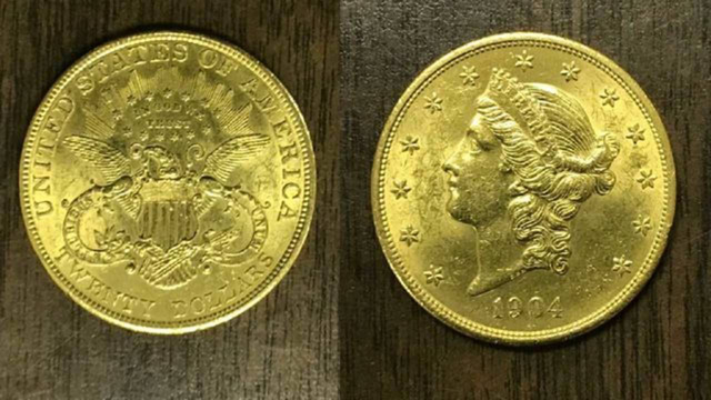 Vớ được đồng xu vàng cổ từ năm 1904 trong ấm đun nước