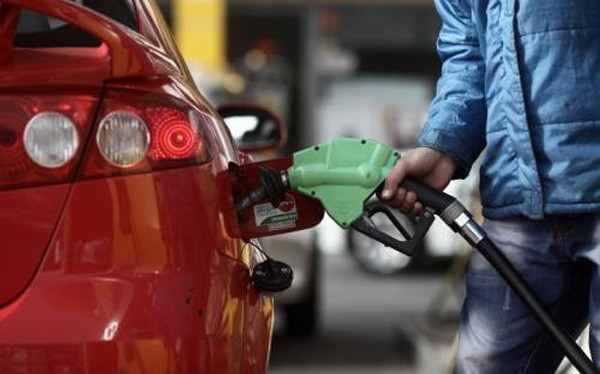 Điều nghịch lý là mặc dù giá xăng dầu liên tục giảm mạnh song cước taxi vẫn không chịu giảm