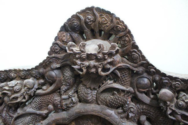 
Gọi là Đỉnh rồng bởi trên đỉnh ở chính giữa chiếc ghế được các nghệ nhân chạm khắc đầu một con rồng lớn.

