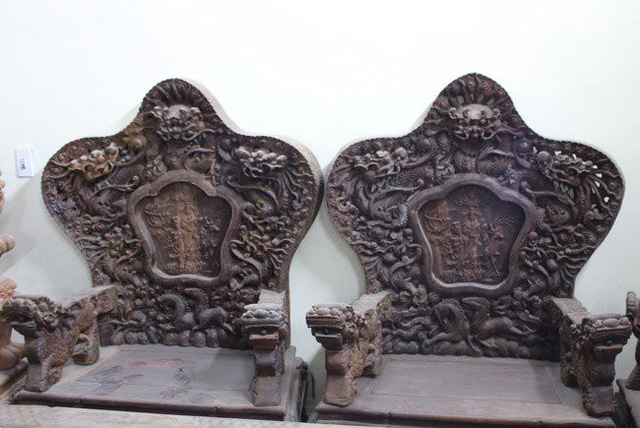 
Bốn ghế đi kèm cũng được chạm khắc những con rồng chầu về một con rồng lớn trên đỉnh ghế.
