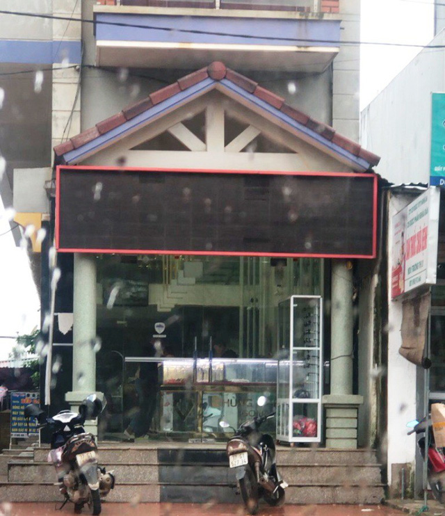 Cửa hàng Vàng bạc Hùng Việt tại thị xã Thái Hòa, Nghệ An vi phạm thu đổi ngoại tệ và vàng miếng.