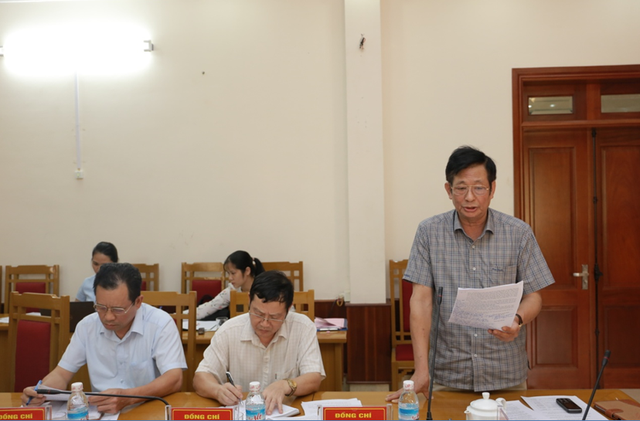Lãnh đạo huyện Hoành Bồ tại một cuộc họp đã chỉ rõ sai phạm của doanh nghiệp tại một số dự án (ảnh CTTĐT Hoành Bồ)