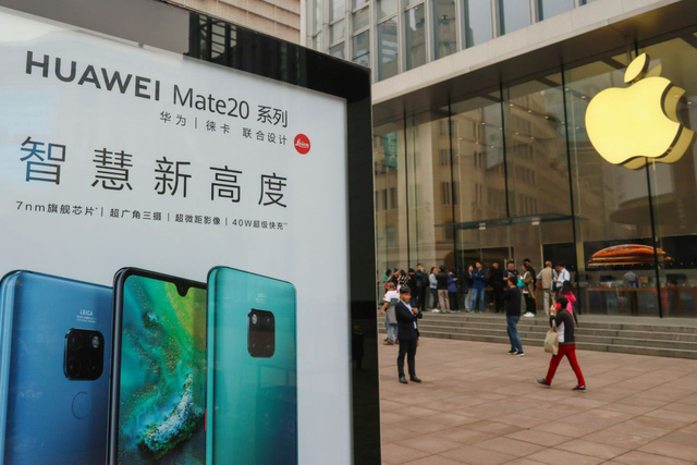 
Biển quảng cáo điện thoại Huawei trước cửa hàng của hãng Apple (Mỹ) tại Thượng Hải. (Ảnh: Reuters)
