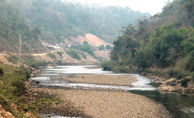 Dòng Nậm Mộ qua địa bàn huyện Kỳ Sơn có ít nhất 3 nhà máy thủy điện đã làm cho lòng sông ở đây trở nên khô hạn về mùa khô.