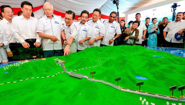 
Cựu Thủ tướng Malaysia Najib Razak xem phối cảnh dự án đường sắt do nhà thầu Trung Quốc thi công trong ngày khởi công dự án vào tháng 9/2017. Dự án này sau đó bị chính quyền Thủ tướng Mahathir Mohamad tạm dừng do đội vốn. (Ảnh: AP)
