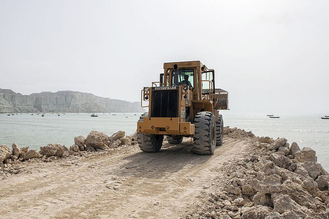 
Xe ủi đất làm việc tại dự án cảng Gwadar do Trung Quốc viện trợ tại Pakistan. (Ảnh: Bloomberg)
