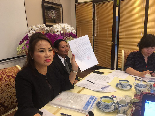 Liên quan đến việc Eximbank kháng cáo bản án sơ thẩm, trao đổi với Dân trí, bà Chu Thị Bình cho biết, bà rất bức xúc và không hài lòng việc kháng cáo này.