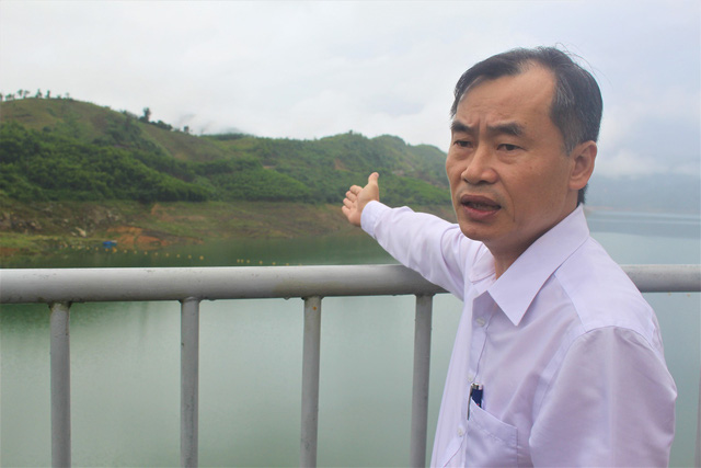 Ông Lân cho biết hồ chứa nước của thủy điện Sông Tranh hiện đang rất thiếu nước. (Ảnh: Hồng Vân)