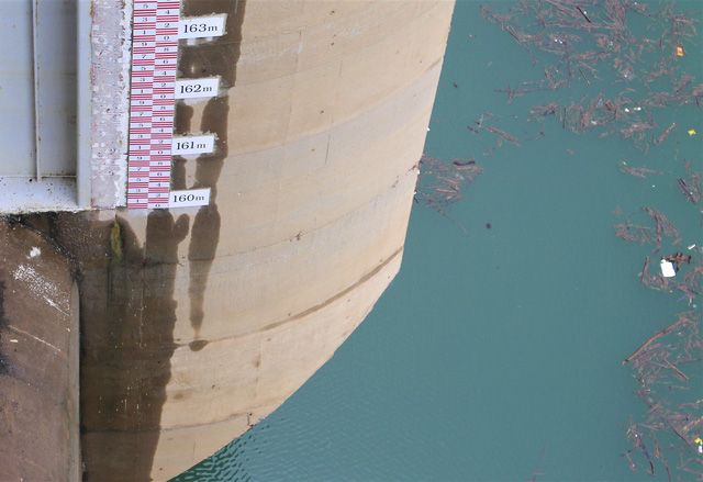 Mực nước hồ chứa của hồ thủy điện Sông Tranh còn thấp hơn cả nấc thang đo. (Ảnh: Hồng Vân)