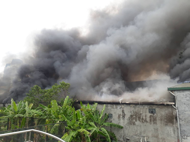 Cháy lớn sát trụ sở Liên đoàn Bóng đá Việt Nam, 2 ô tô bị thiêu rụi