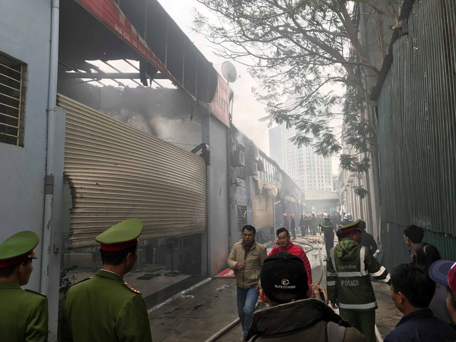 Cháy lớn sát trụ sở Liên đoàn Bóng đá Việt Nam, 2 ô tô bị thiêu rụi - Ảnh 6.