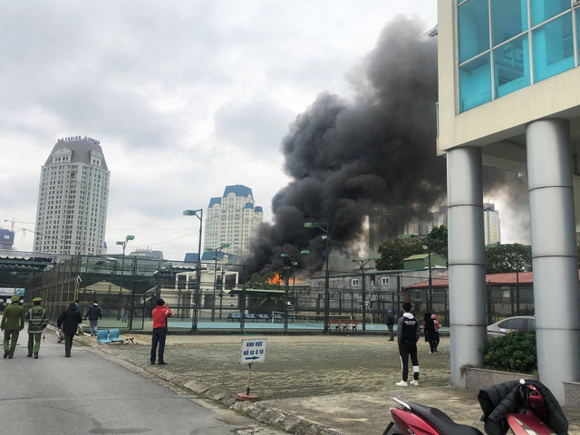 Cháy lớn sát trụ sở Liên đoàn Bóng đá Việt Nam, 2 ô tô bị thiêu rụi - Ảnh 7.
