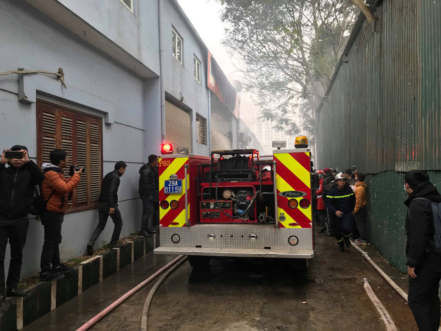 Cháy lớn sát trụ sở Liên đoàn Bóng đá Việt Nam, 2 ô tô bị thiêu rụi - Ảnh 9.