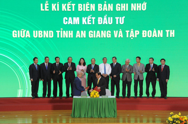 Dịp này, lãnh đạo tỉnh An Giang đã trao quyết định chủ trương đầu tư cho 26 dự án với tổng mức đầu tư trên 27. 600 tỷ đồng
