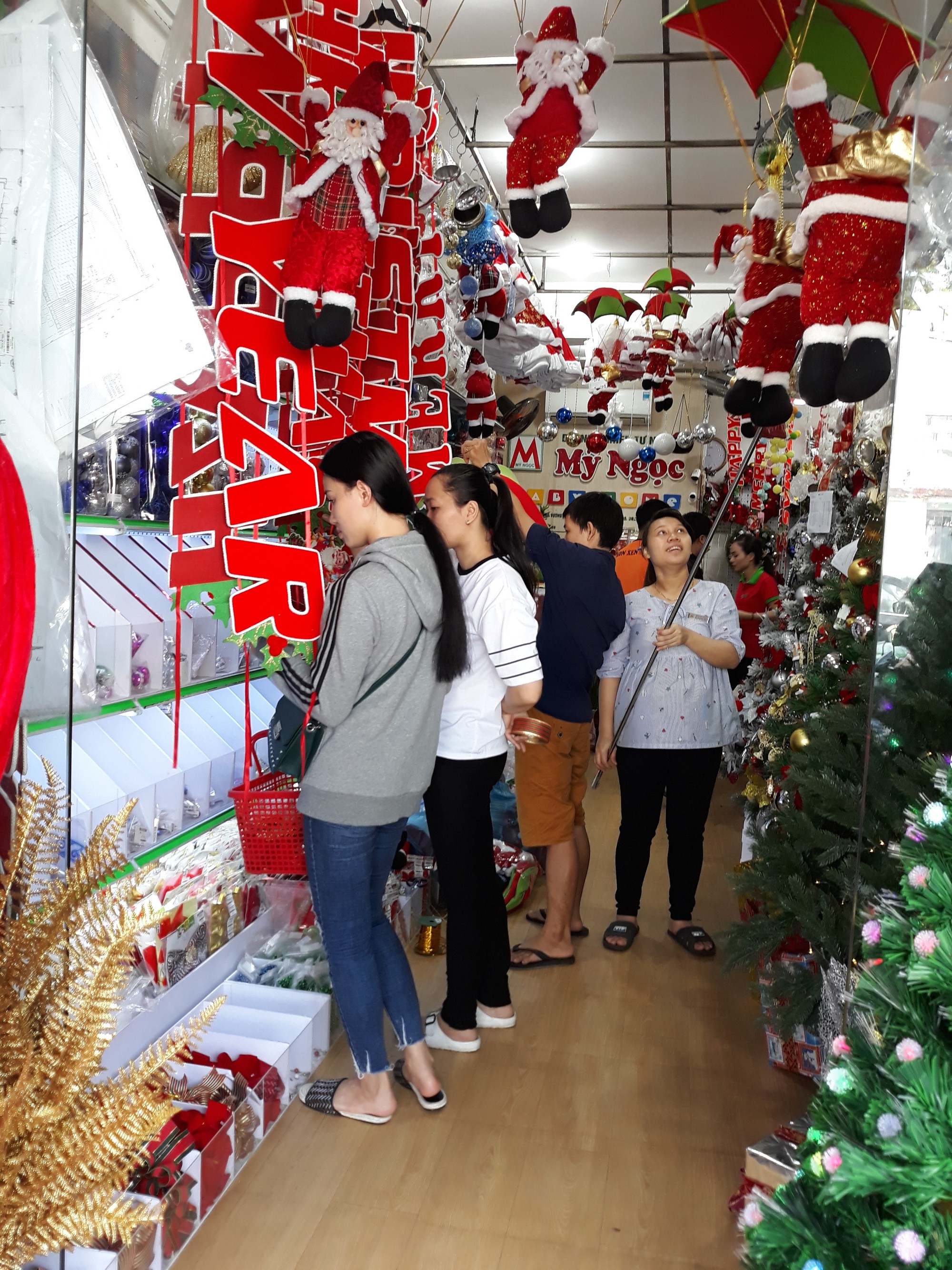 Người Đà Nẵng rủ nhau đi sắm đồ trang trí Giáng sinh