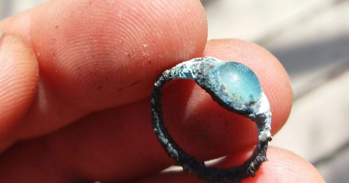 Đang đào đường, bất ngờ vớ chiếc nhẫn quý 2.000 năm tuổi - Ảnh 1.