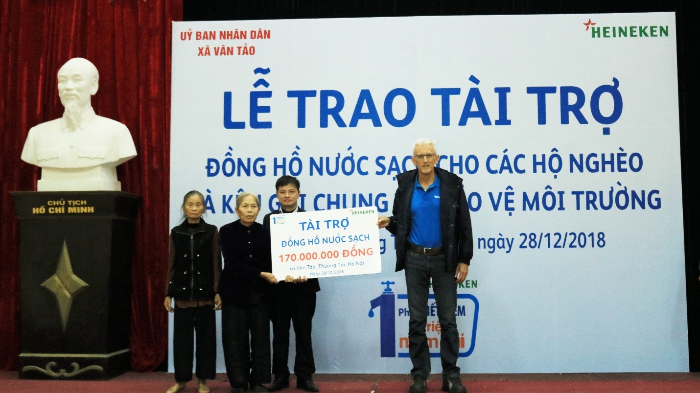 Gần 100 hộ nghèo ở Hà Nội vừa được lắp đồng hồ, dùng nước sạch