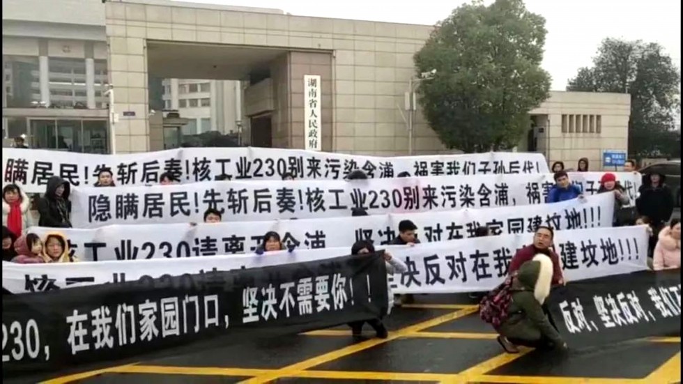 Trung Quốc xây chui nhà máy nghiên cứu hạt nhân, dân biểu tình phản đối - Ảnh 1.