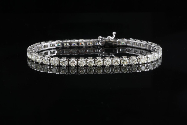 Định mua tặng vợ một chiếc vòng tay kim cương, người chồng bất ngờ nhận tới 48 chiếc y hệt. (Nguồn: Q13 Fox)