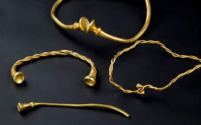 Bốn chiếc vòng xoắn là minh chứng cổ nhất về kim loại vàng của Thời đại đồ sắt từng được tìm thấy ở Anh đã được khai quật bởi 2 thợ săn kho báu nghiệp dư. (Nguồn: STAFFORDSHIRE COUNCIL)