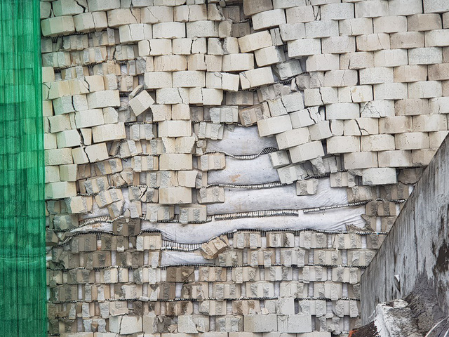 Nhiều phiến đá trên bức tường dự án bị rơi, bong tróc từng mảng lớn