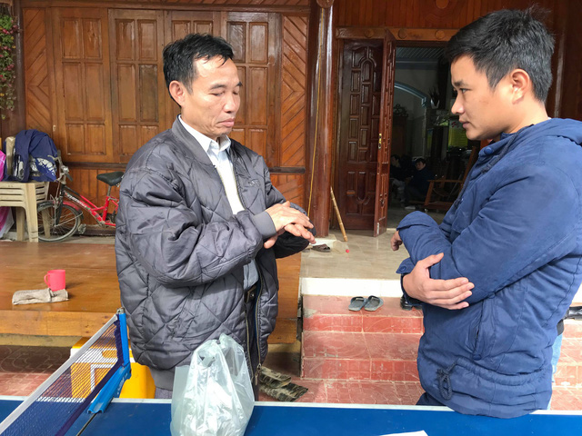 Ông Vi Văn Hùng với bài thuốc gia truyền chữa bệnh xương, khớp bất ngờ bị cán bộ QLTT Nghệ An kiểm tra và phạt.
