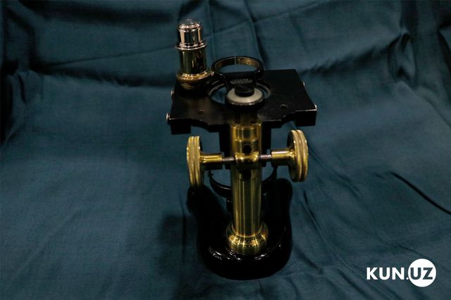 Chiếc kính hiển vi bằng vàng có từ thế kỷ XIX.