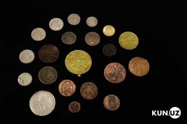 Một số đồng xu vàng và bạc trong hàng tá đồng xu khác được tìm thấy trong kho báu này.