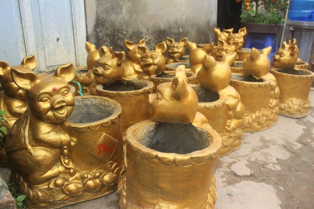 Mẫu chậu heo vàng Phúc - Lộc - Thọ này được anh Thắng tự tay thiết kế và đặt làm ở làng gốm Bát Tràng.