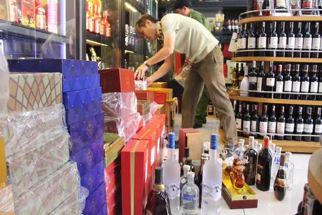 Đoàn kiểm tra liên ngành 389 tỉnh Đồng Nai phát hiện 300 chai rượu không rõ nguồn gốc xuất xứ tại cửa hàng HĐ.