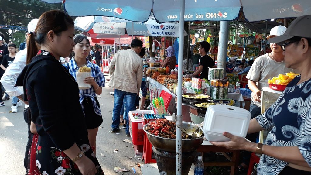 Đà Nẵng: “Hốt bạc” nhờ bán đồ ăn vặt ngày Tết