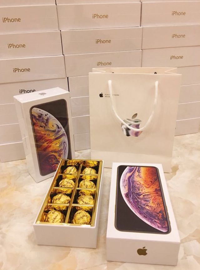 Hộp socola iPhone XS Max có vẻ ngoài rất giống hàng thật.