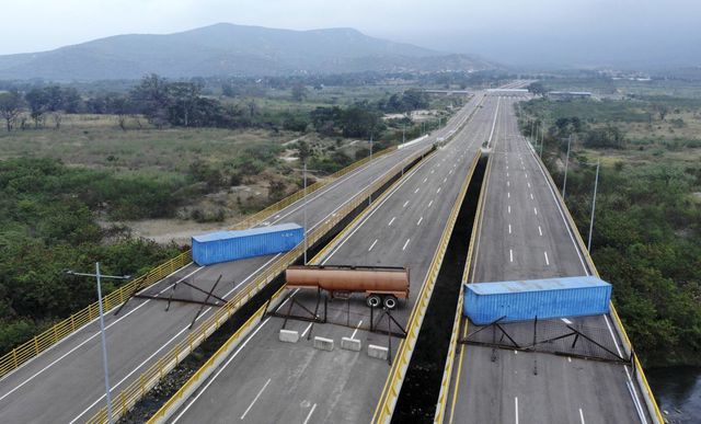 Hàng viện trợ châm ngòi cuộc đối đầu căng thẳng tại biên giới Venezuela - 1