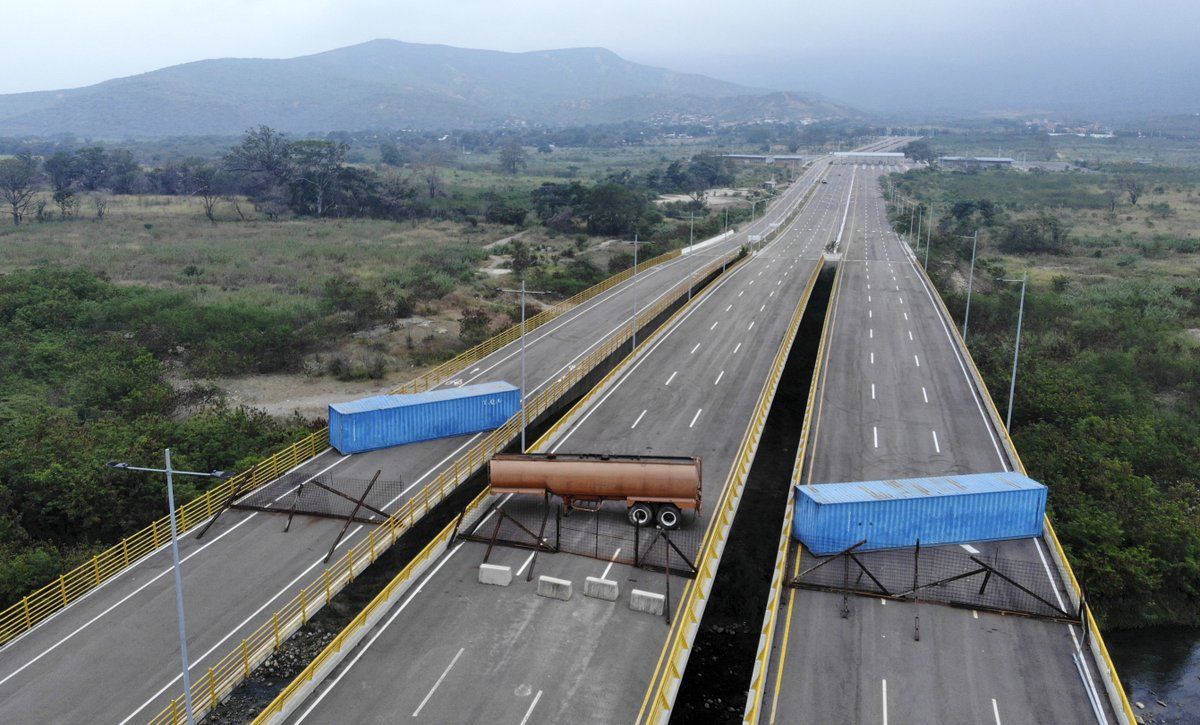 Hàng viện trợ châm ngòi cuộc đối đầu căng thẳng tại biên giới Venezuela