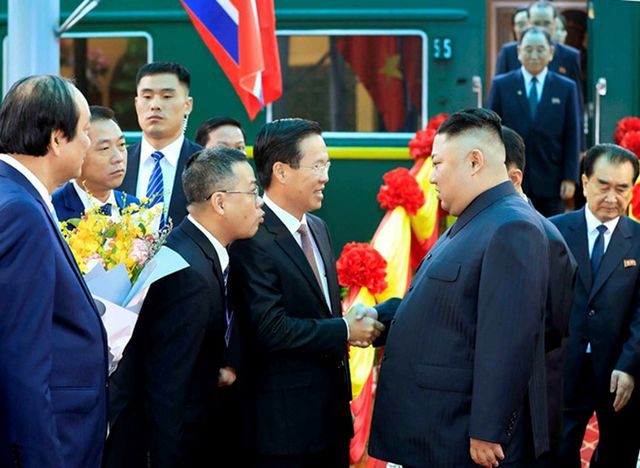 Donald Trump và Kim Jong-un bắt tay: Việt Nam sẽ là trung gian đầu tư sang Triều Tiên - 2