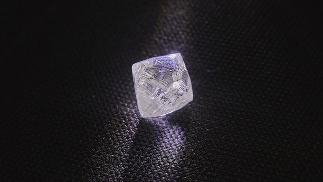 Tìm thấy viên kim cương khủng nặng 100 carat tại Nga - 1
