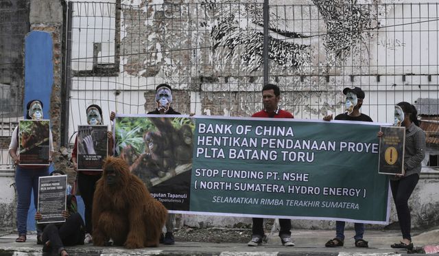 Người dân phản đối việc xây dựng một con đập do Trung Quốc hậu thuẫn ở Batang Toru. 