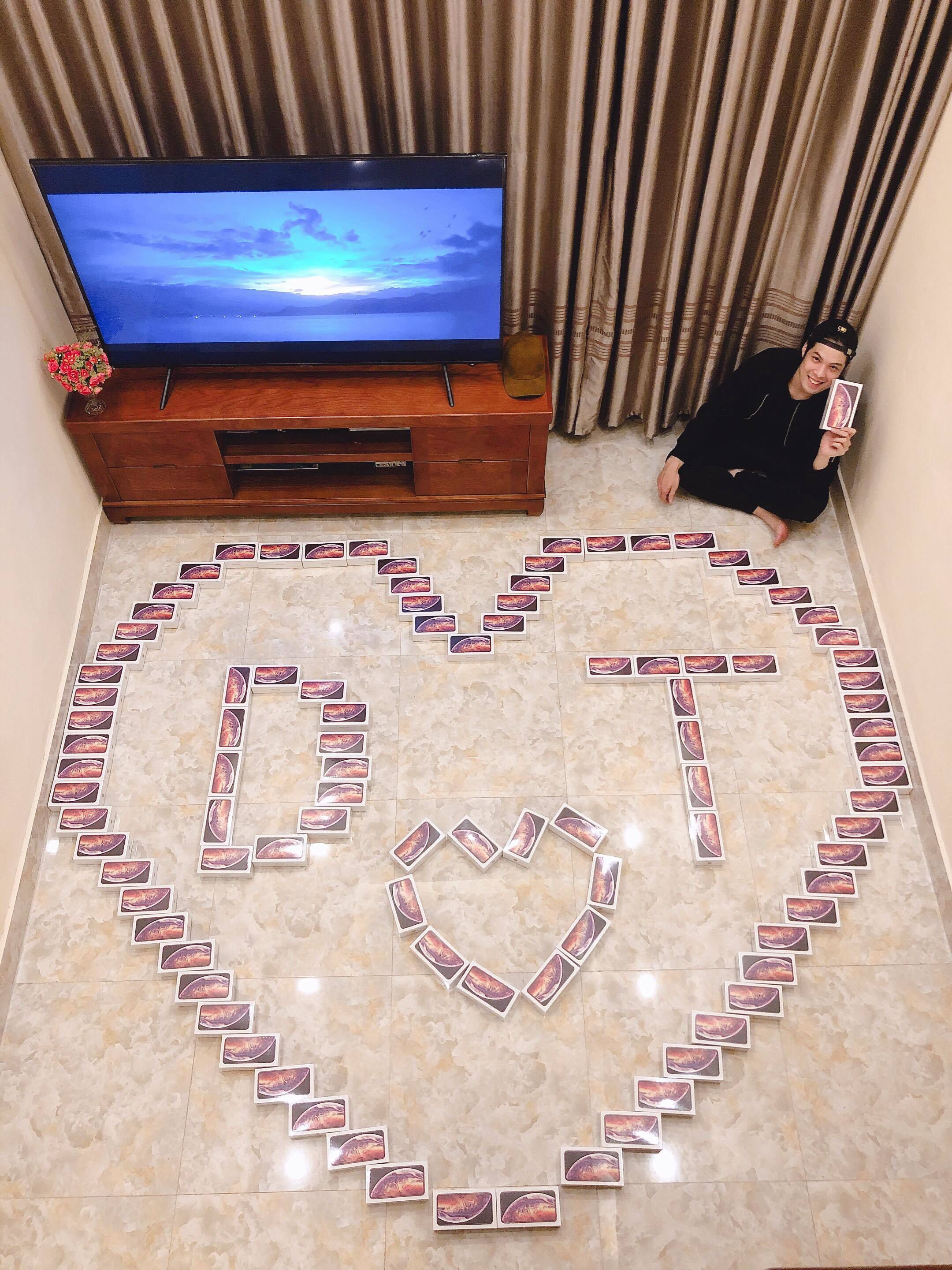Thanh niên chơi lớn, mua 99 hộp socola “iPhone XS Max” tặng bạn gái ngày 8/3