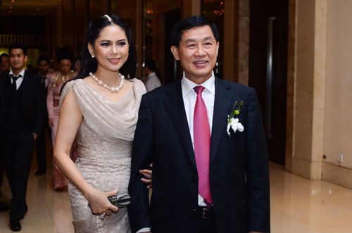 Chỉ một quyết sách, nhà chồng “siêu giàu” của Hà Tăng nhận cả trăm tỷ đồng “tiền tươi”