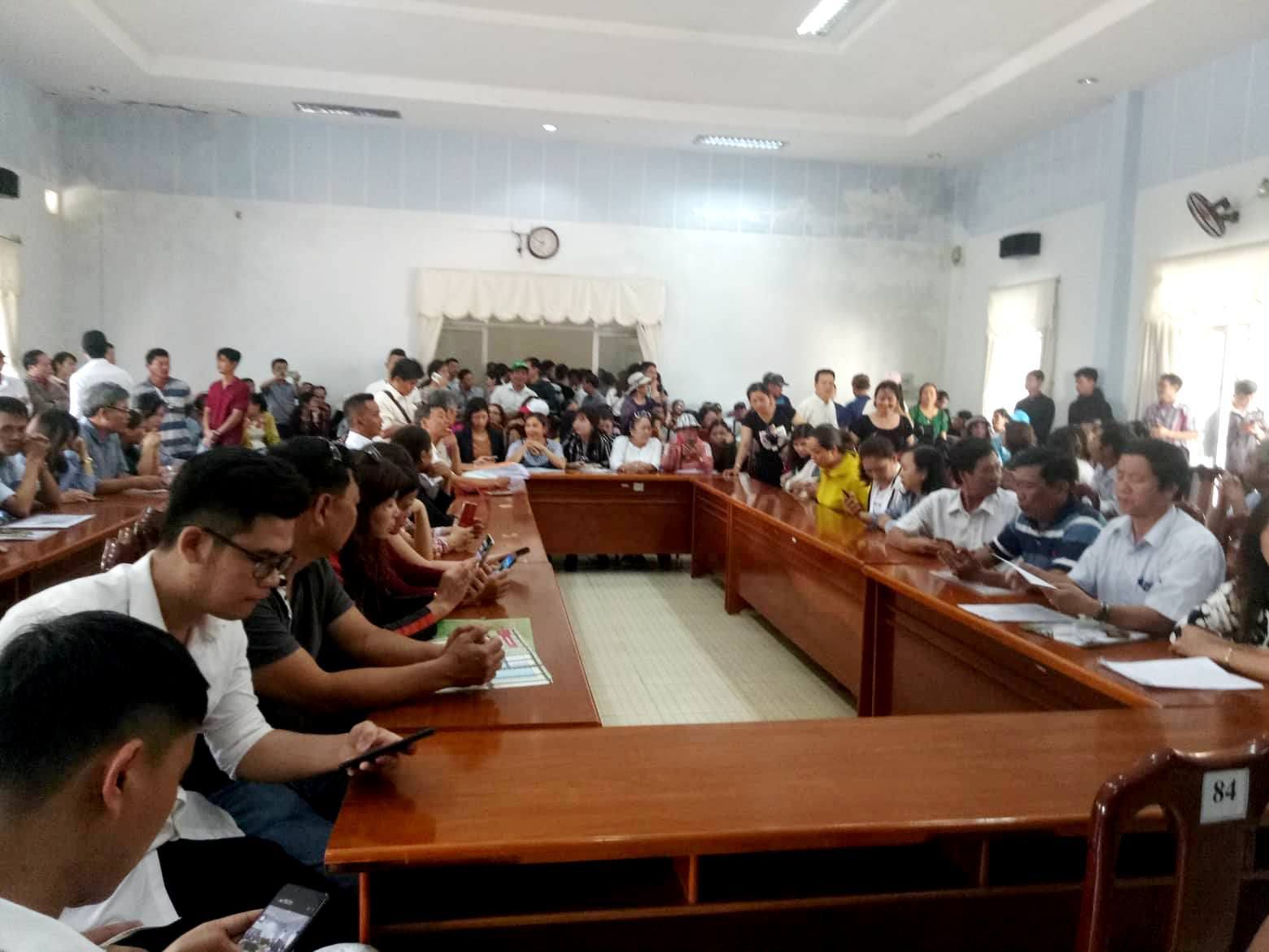 Vụ hàng trăm người đòi sổ đỏ: Lãnh đạo tỉnh Quảng Nam đối thoại với dân