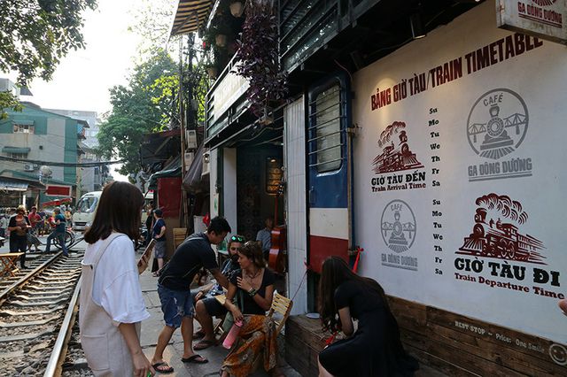Quán cà phê thách thức tử thần, đông nghẹt khách du lịch ở Hà Nội - 3..jpg