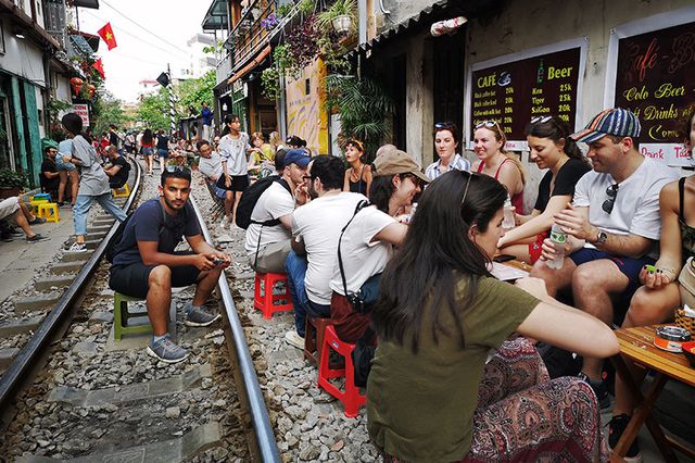 Quán cà phê thách thức tử thần, đông nghẹt khách du lịch ở Hà Nội - 8..jpg
