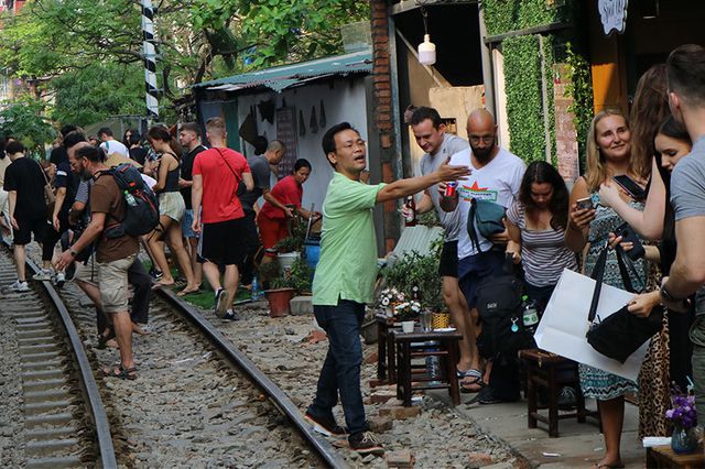Quán cà phê thách thức tử thần, đông nghẹt khách du lịch ở Hà Nội - 9..jpg