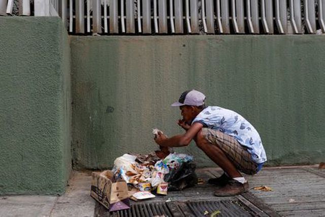 Cảnh người Venezuela bới rác để tìm kiếm thức ăn đã trở thành biểu tượng trong nhiều năm nay của đất nước khủng hoảng kinh tế trầm trọng.