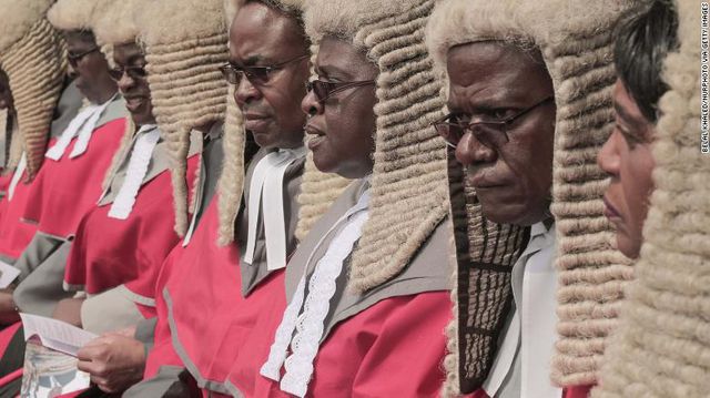 Dân Zimbabwe “ném đá” vì chính phủ chi trăm ngàn USD mua tóc giả cho thẩm phán - 1