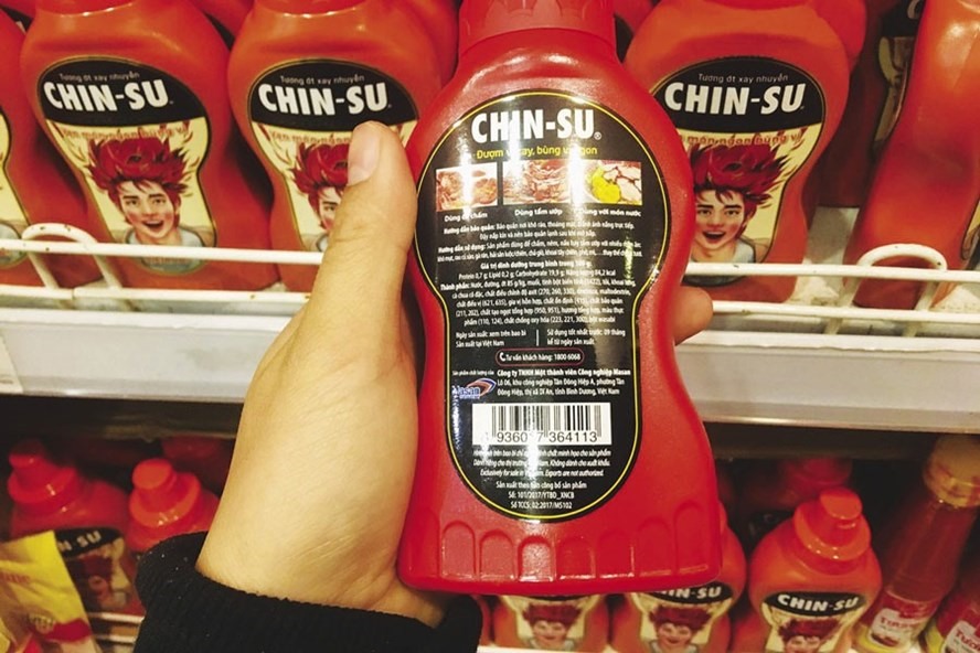 Sản phẩm tương ớt Chinsu được bày bán phổ biến ở Việt Nam. Ảnh: PV 